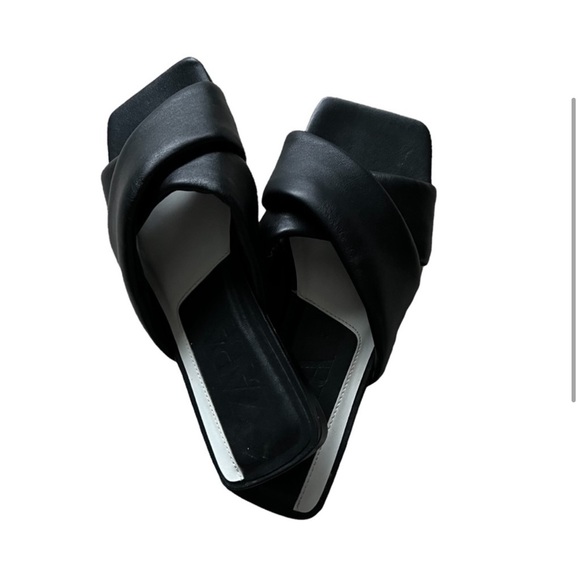 Zara slides - Picture 2 of 8